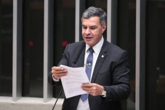 Projeto de lei limita uso da rolagem contínua em redes sociais e impõe pausa obrigatória após 30 vídeos