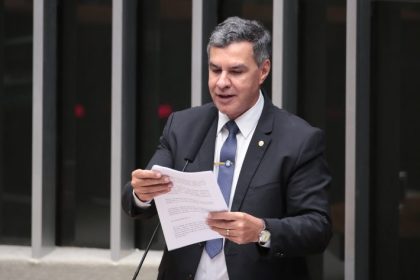 Projeto de lei limita uso da rolagem contínua em redes sociais e impõe pausa obrigatória após 30 vídeos