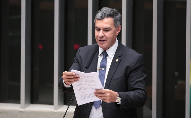 Projeto de lei limita uso da rolagem contínua em redes sociais e impõe pausa obrigatória após 30 vídeos