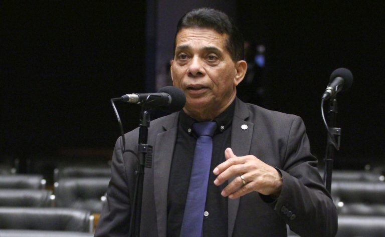 Comissão aprova projeto que permite embarque armado em voos comerciais por agentes públicos