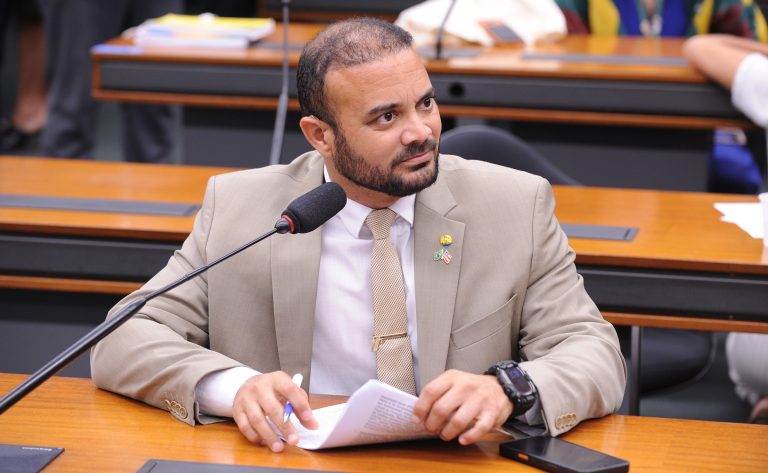Câmara aprova mudança no Estatuto do Desarmamento para ampliar porte de arma de fogo entre servidores públicos