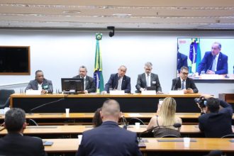 Aumento da importação de aço chinês pressiona siderurgia nacional e gera debate na Câmara dos Deputados