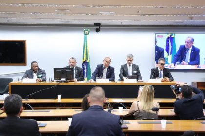 Aumento da importação de aço chinês pressiona siderurgia nacional e gera debate na Câmara dos Deputados