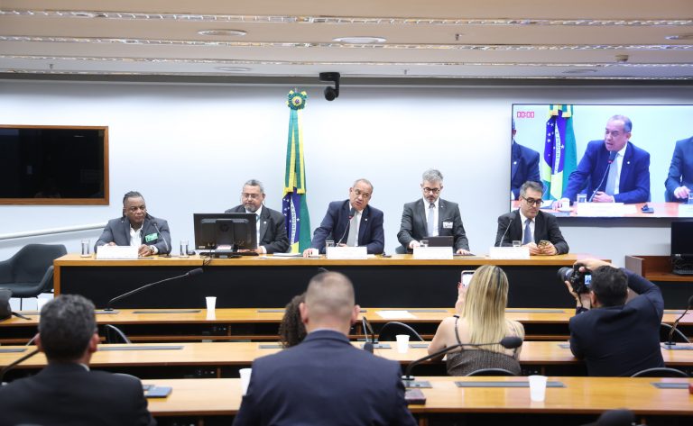 Aumento da importação de aço chinês pressiona siderurgia nacional e gera debate na Câmara dos Deputados