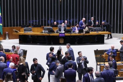 Câmara dos Deputados adia para quinta a análise da MP 1357/26 que extingue taxa das blusinhas e isenta imposto de importação para compras de até 50 dólares