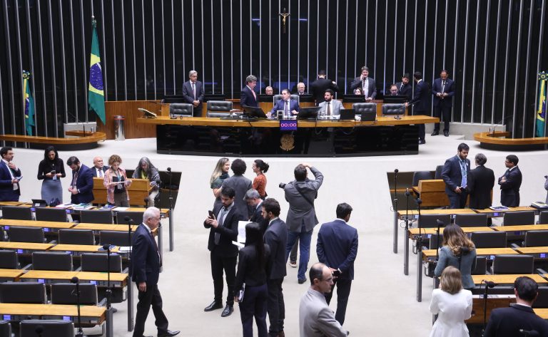 Câmara aprova Medida Provisória 1357/26 que zera imposto em remessas até 50 dólares e envia texto ao Senado