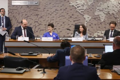 Especialistas discutem regulação de redes sociais e transparência na moderação em audiência no Congresso