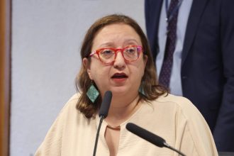 Pesquisa revela que mais da metade dos jornalistas no Brasil apresenta sintomas de depressão e detalha saúde mental da categoria