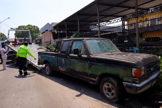 Prefeitura de Manaus intensifica operação Sucata e remove veículos que obstruíam calçadas na Cidade de Deus