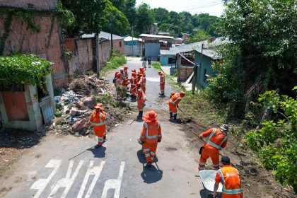 Prefeitura de Manaus intensifica limpeza urbana na zona Leste com ações em avenidas do Valparaíso