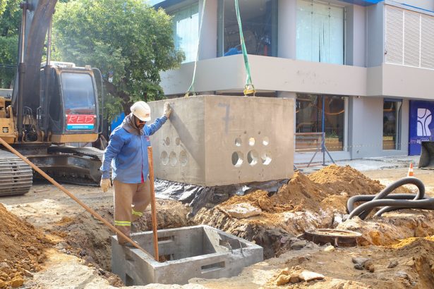 Requalificação da rua Ferreira Pena avança com instalação de caixas pré-moldadas e redes subterrâneas em Manaus