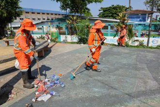 Semulsp intensifica limpeza pública em Manaus após primeiro turno e chuva complica retirada de panfletos