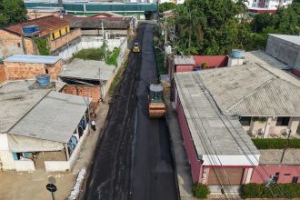 Prefeitura de Manaus intensifica recuperação viária na zona Oeste com 180 toneladas de massa asfáltica