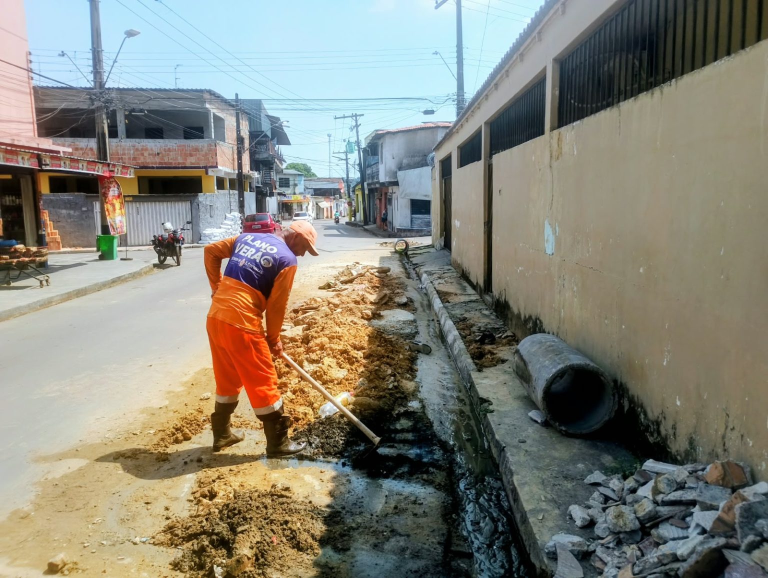 Prefeitura de Manaus recupera trecho da rede de drenagem na rua Iguatu no bairro Redenção após obstrução