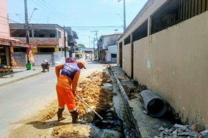 Prefeitura de Manaus recupera trecho da rede de drenagem na rua Iguatu no bairro Redenção após obstrução