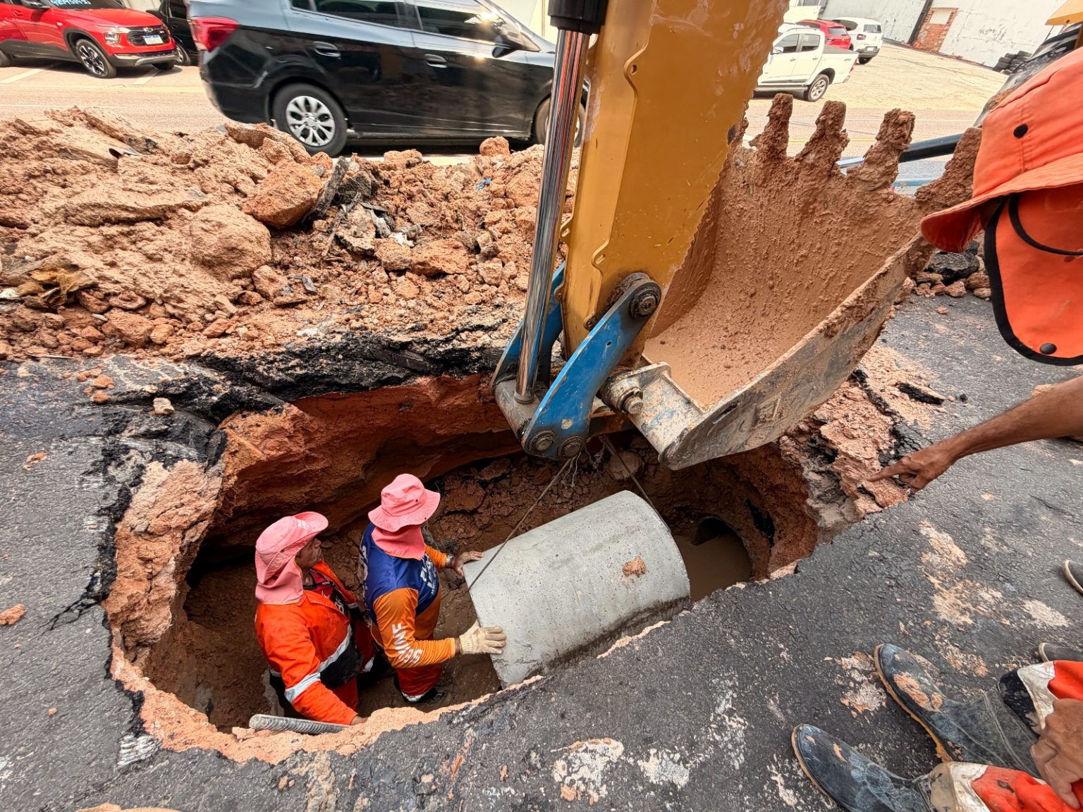 Prefeitura de Manaus realiza obra emergencial na avenida Tefé para recuperar rede de drenagem danificada por descarte irregular