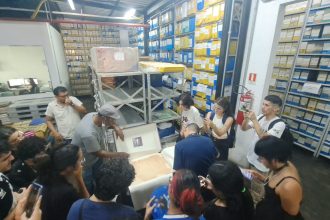 Estudantes da UFAM visitam Arquivo Central Júlia Mourão de Brito e conhecem ações de preservação e digitalização do acervo do TJAM
