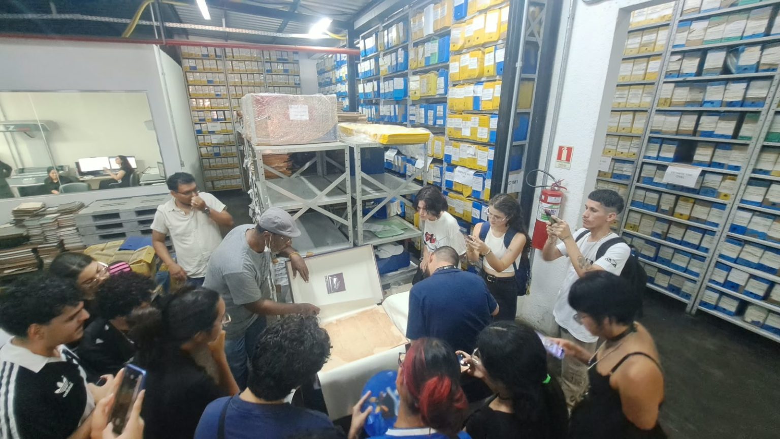 Arquivo Central Júlia Mourão de Brito recebe visita de alunos da UFAM e ressalta preservação do acervo do TJAM