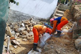 Prefeitura de Manaus recupera rede de drenagem no beco Victorino para melhorar escoamento e mobilidade local