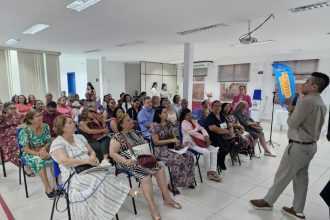 Manausprev realiza encontro de acolhimento e orientação a servidores recém-aposentados durante aniversário de Manaus