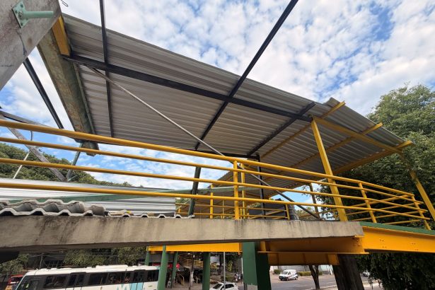 Recuperação da passarela na avenida Carvalho Leal avança e amplia proteção aos pedestres em Manaus
