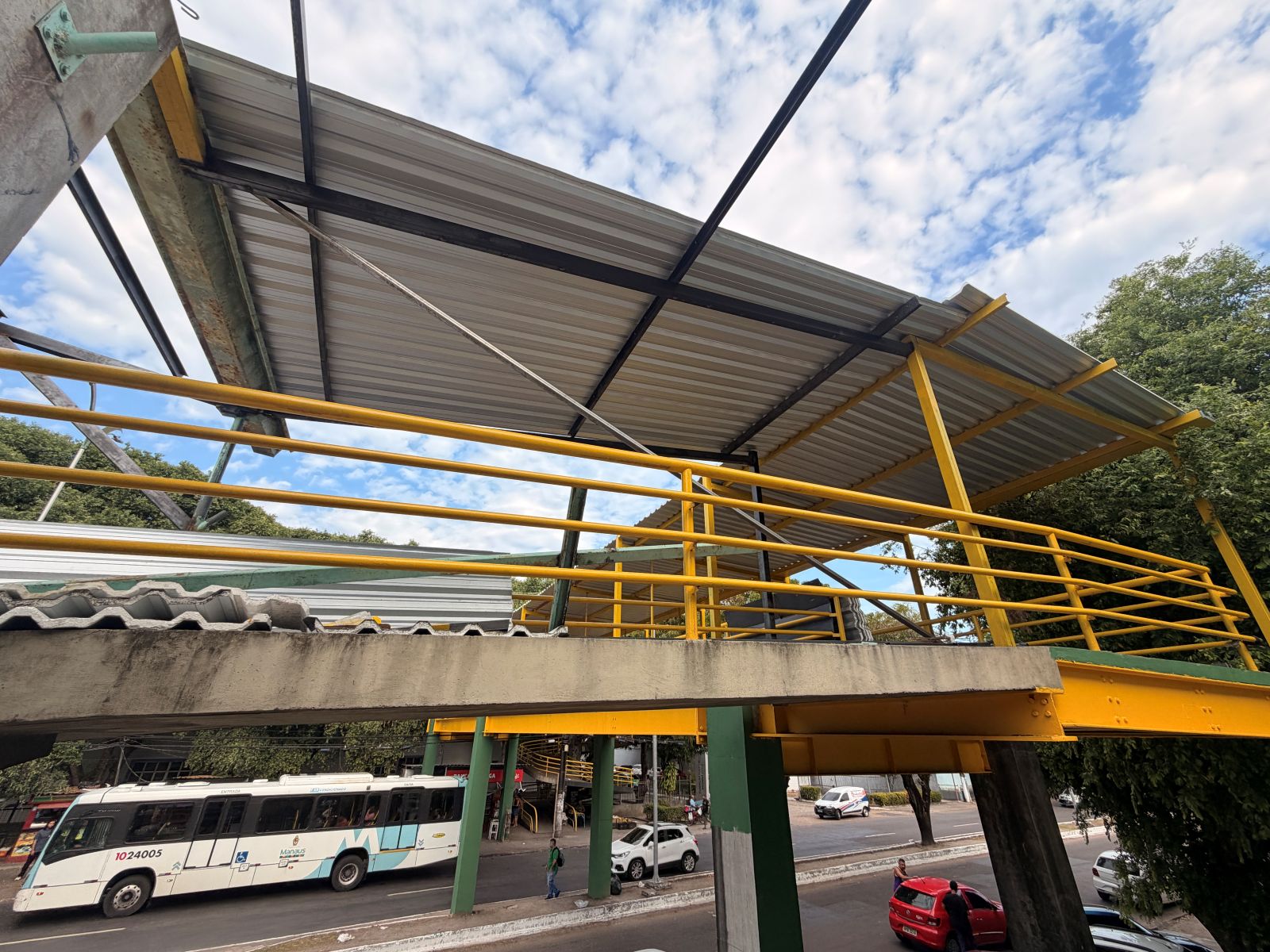 Recuperação da passarela na avenida Carvalho Leal avança e amplia proteção aos pedestres em Manaus