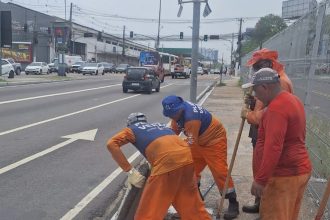 Prefeitura de Manaus realiza limpeza preventiva de drenagem para desobstruir caixas coletoras na avenida Constantino Nery