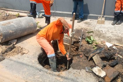 Manaus faz recuperação da rede de drenagem e repara trecho da rua Flávio de Moura no Alvorada