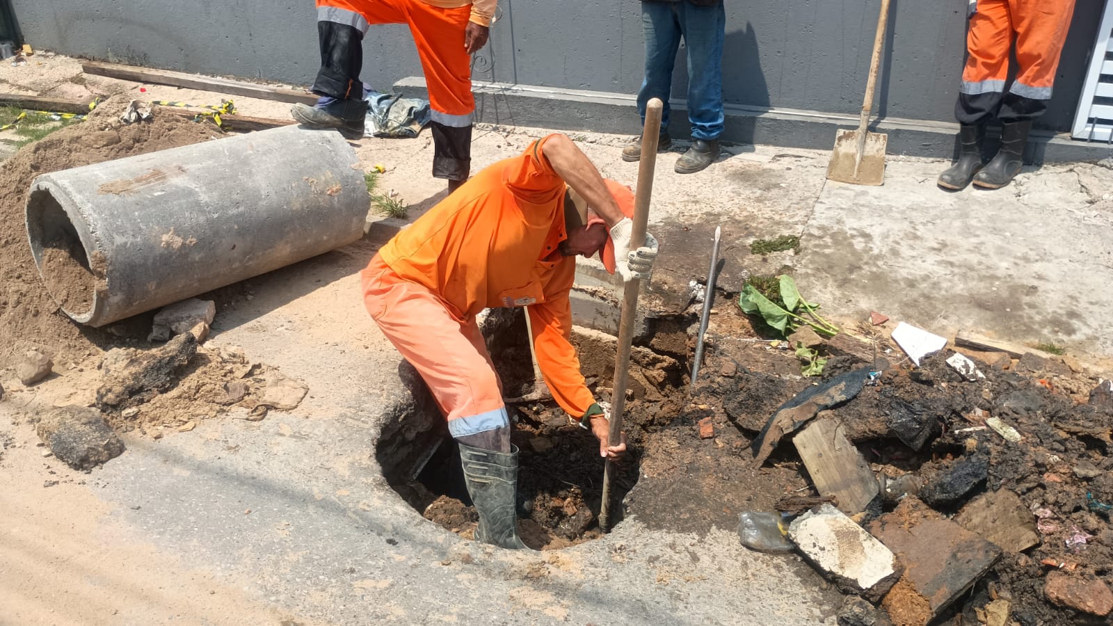 Manaus faz recuperação da rede de drenagem e repara trecho da rua Flávio de Moura no Alvorada