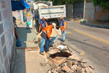 Prefeitura de Manaus inicia recuperação de rede de drenagem na rua Gurupi após rompimento