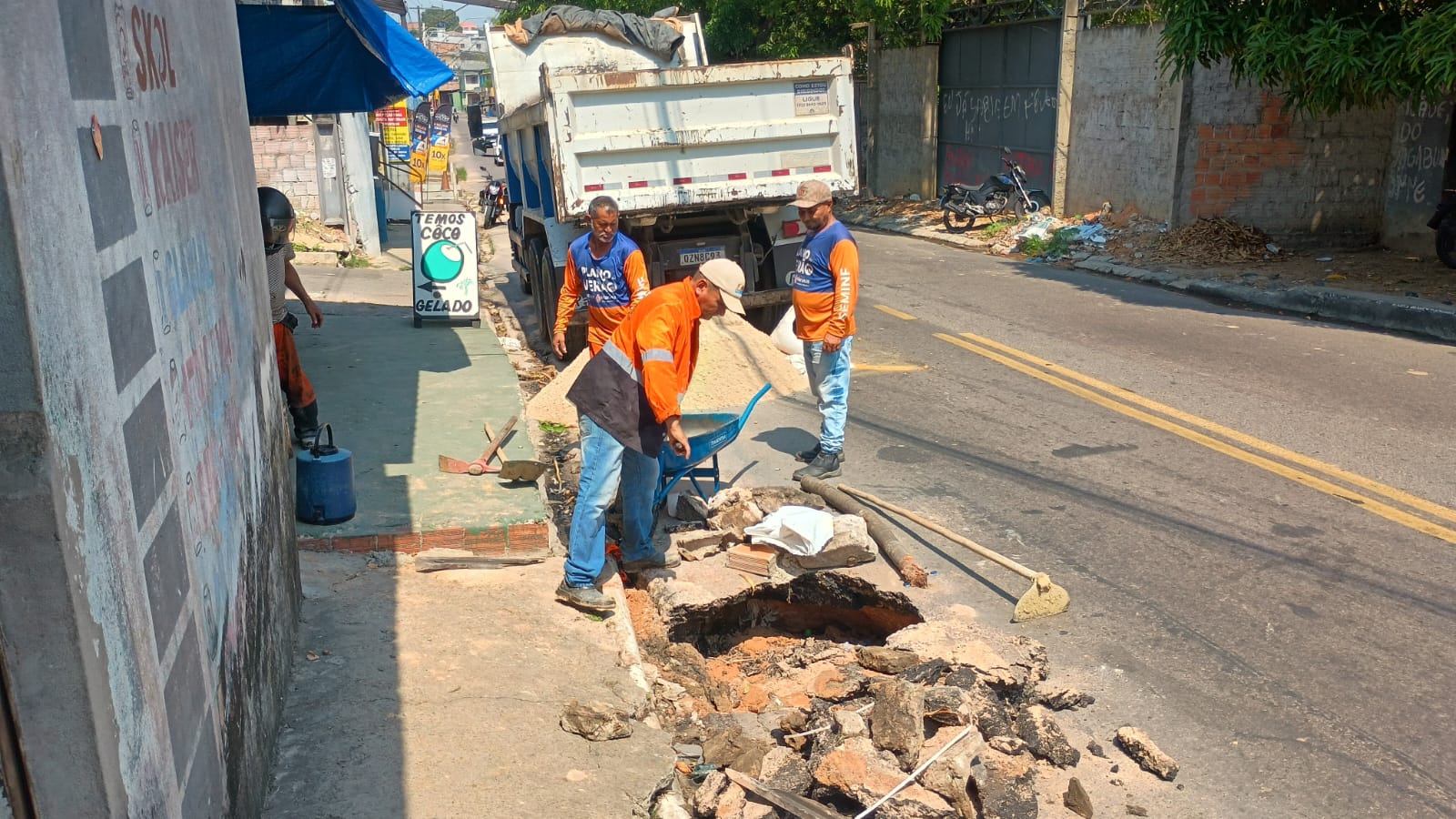 Prefeitura de Manaus inicia recuperação de rede de drenagem na rua Gurupi após rompimento
