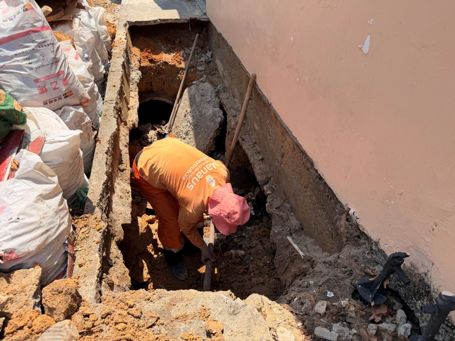Prefeitura de Manaus recupera trecho da rede de drenagem na rua Ademar de Barros e melhora escoamento das águas pluviais