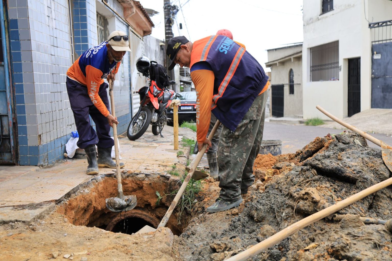 Prefeitura de Manaus inicia recuperação da rede de drenagem na rua Poranga, no Redenção