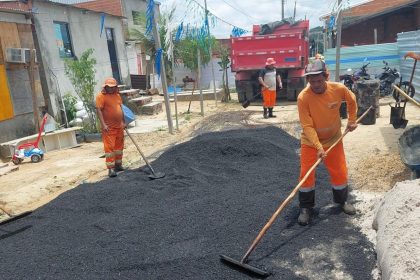 Prefeitura de Manaus realiza recapeamento da rua Cristo Rei para recuperar pavimento e melhorar mobilidade urbana