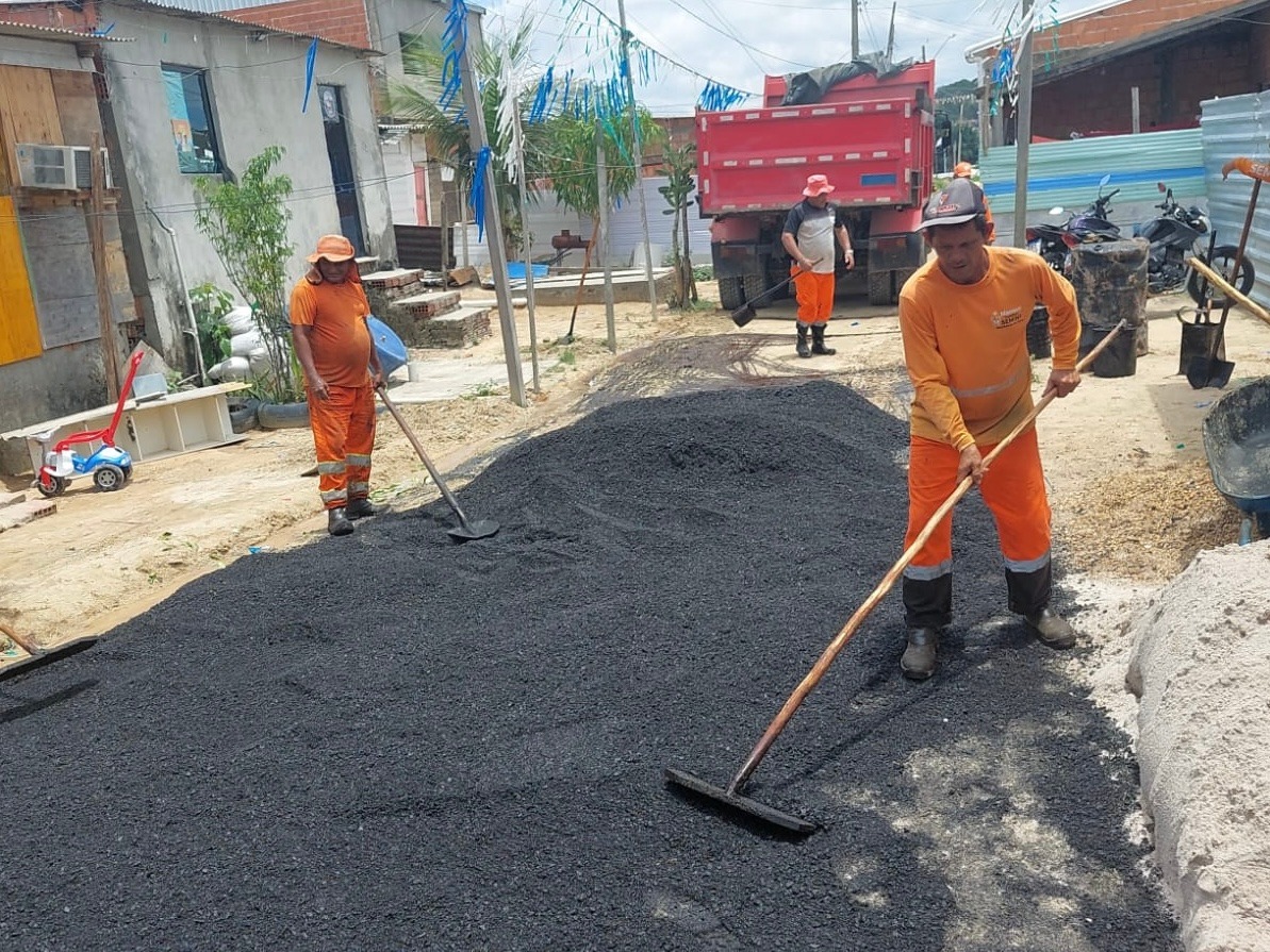 Prefeitura de Manaus realiza recapeamento da rua Cristo Rei para recuperar pavimento e melhorar mobilidade urbana