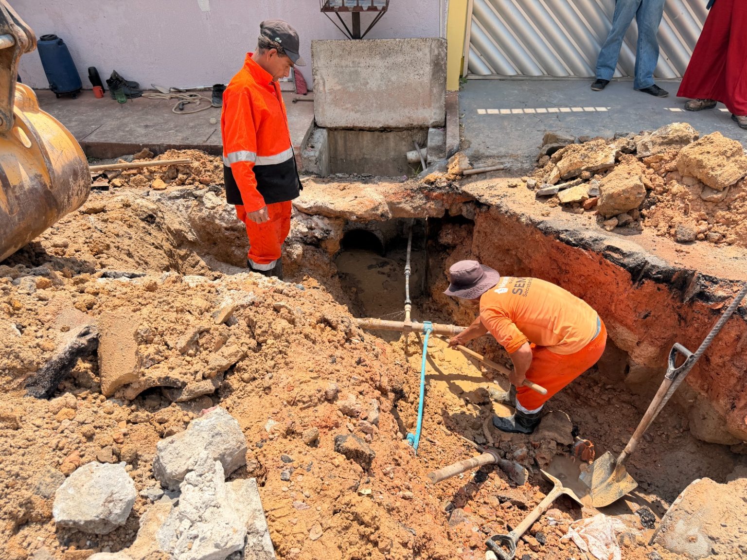 Prefeitura de Manaus inicia recuperação da rede de drenagem na rua Princesa Leopoldina para melhorar escoamento e preservar vias