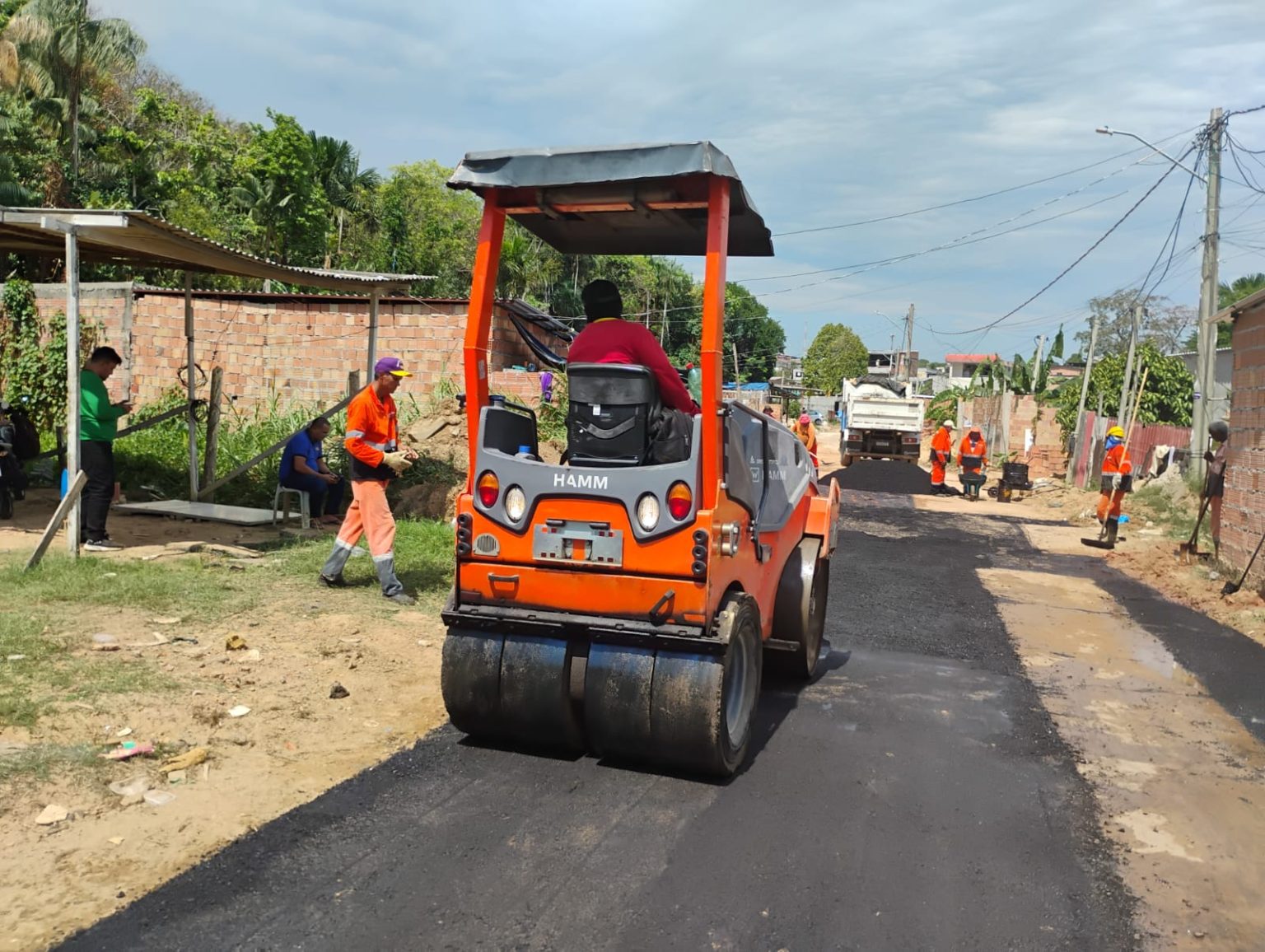 Recuperação asfáltica na travessa 33 melhora circulação e preserva infraestrutura urbana no Lírio do Vale em Manaus