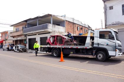 Prefeitura de Manaus realiza operação Sucata e retira veículos abandonados na avenida Nepal, zona Norte