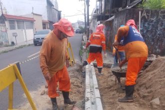 Prefeitura de Manaus realiza implantação de canaleta para escoamento de águas pluviais no bairro São Francisco