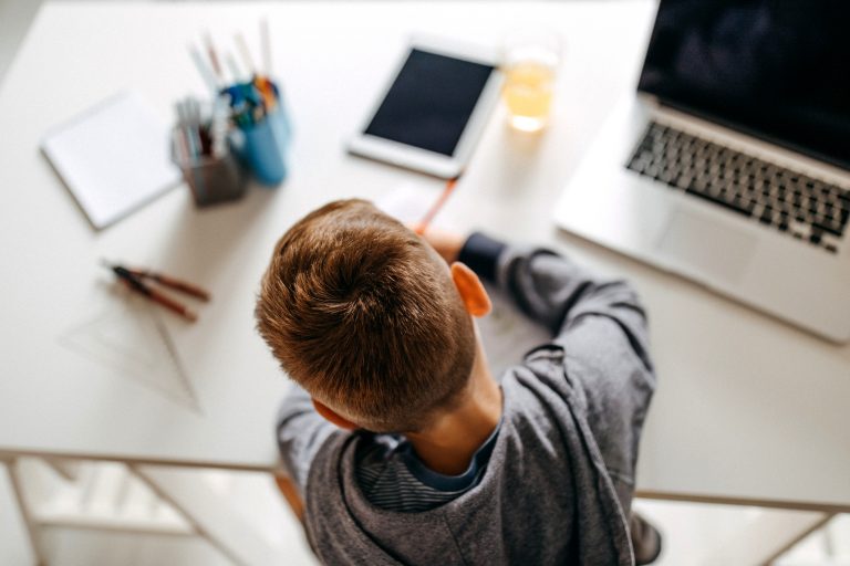 Projeto de Lei 2625/26 cria política para universalizar internet de alta velocidade em todas as escolas públicas do país