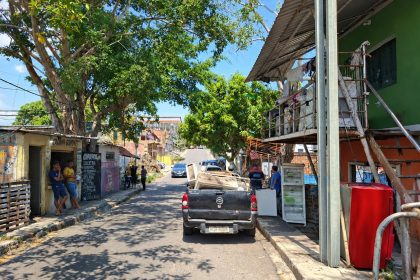 Implurb notifica morador por ocupação irregular da calçada na esquina das ruas Jack London e Ítalo Calvino, Parque 10, Manaus