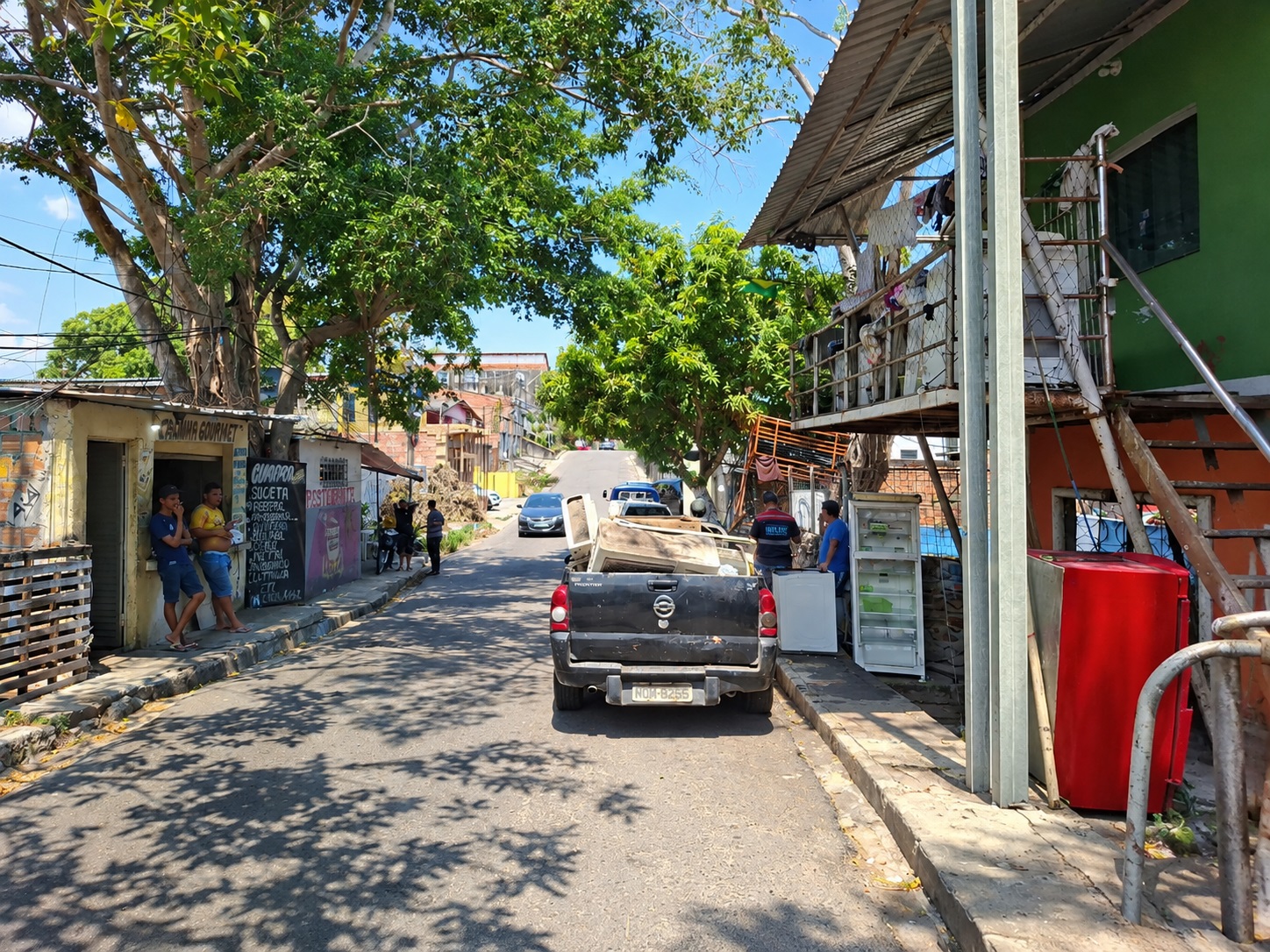 Implurb notifica morador por ocupação irregular da calçada na esquina das ruas Jack London e Ítalo Calvino, Parque 10, Manaus