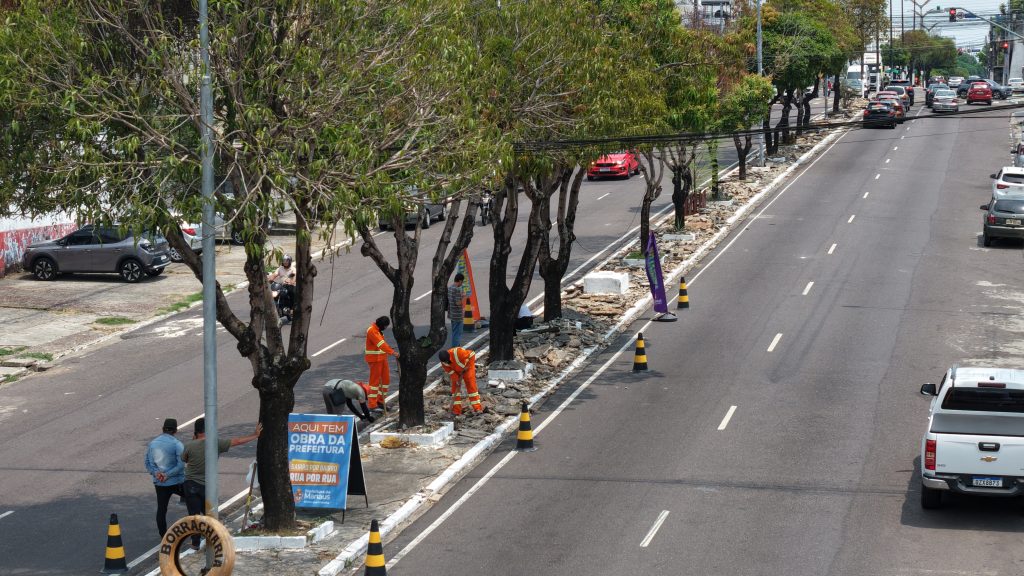Prefeitura de Manaus intensifica revitalização do canteiro central da avenida Castelo Branco para organizar trânsito e impedir retornos irregulares
