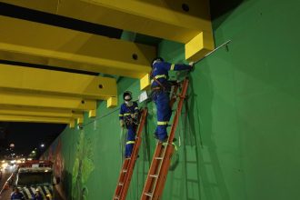 Prefeitura de Manaus instala 14 projetores LED no viaduto Antônio Simões para reforçar a iluminação e a visibilidade