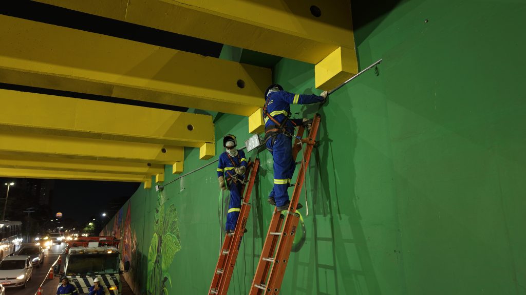 Prefeitura de Manaus instala 14 projetores LED no viaduto Antônio Simões para reforçar a iluminação e a visibilidade