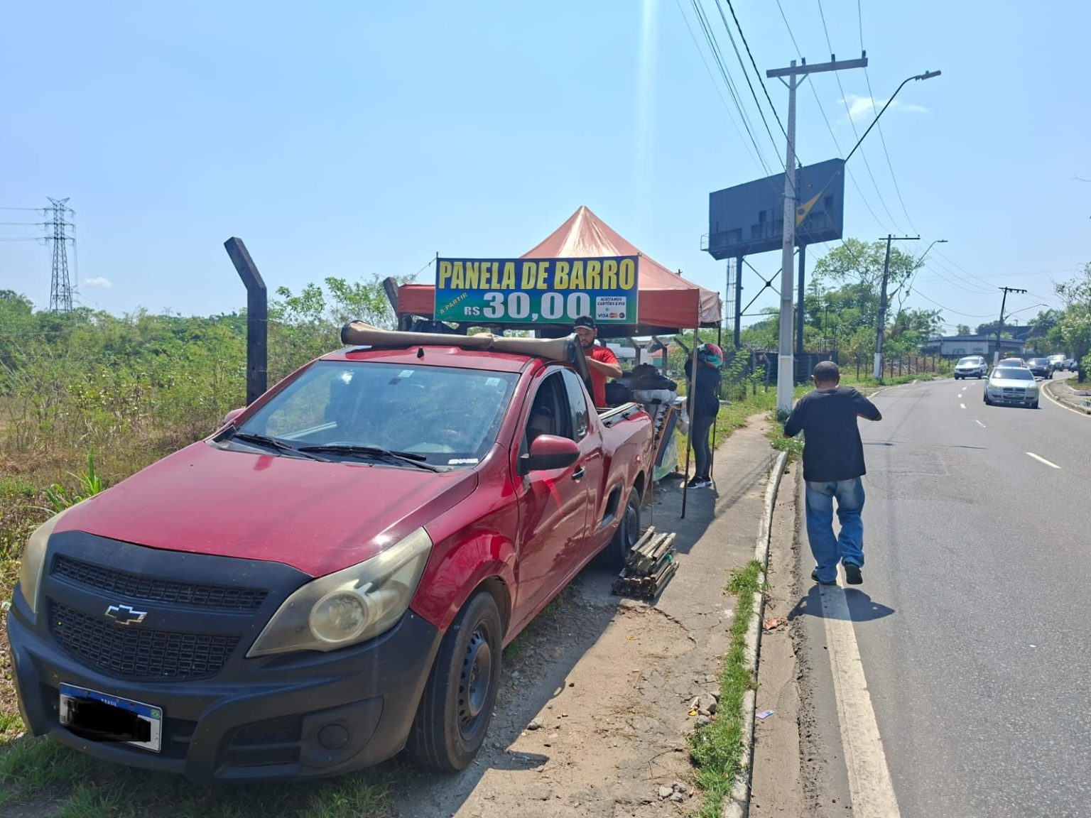 Implurb notifica ocupação irregular de calçadas na avenida Ephigênio Salles e aguarda remoção imediata