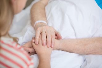 Projeto de lei propõe manutenção do plano de saúde do idoso após morte do titular para garantir continuidade do atendimento