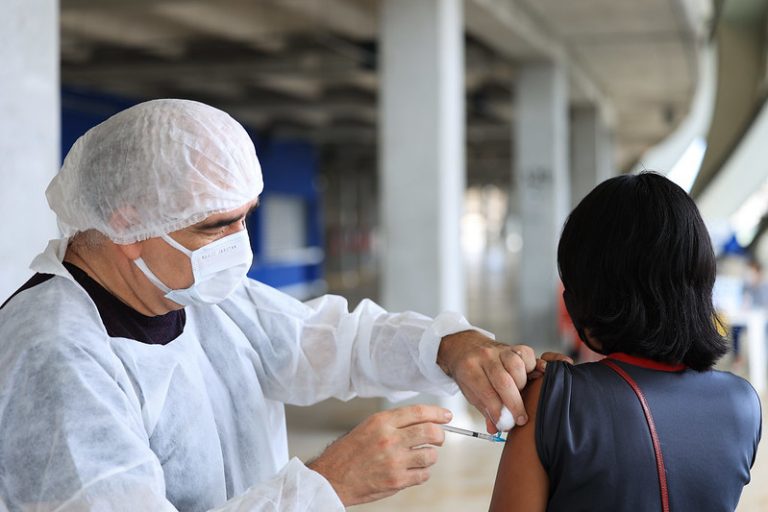 Projeto de lei impõe pena para divulgação de notícia falsa sobre vacinação e regula profissionais e plataformas