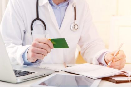 Projeto de lei vincula reajustes de planos de saúde a indicadores de reclamação da ANS