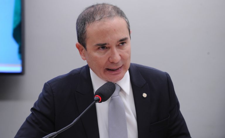 Projeto proíbe anúncios em streaming em planos sem publicidade e exige aviso prévio ao consumidor